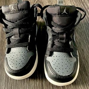 Jordan 1 mid gray and black 7c toddler